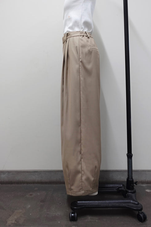 ボリュームスラックスパンツ